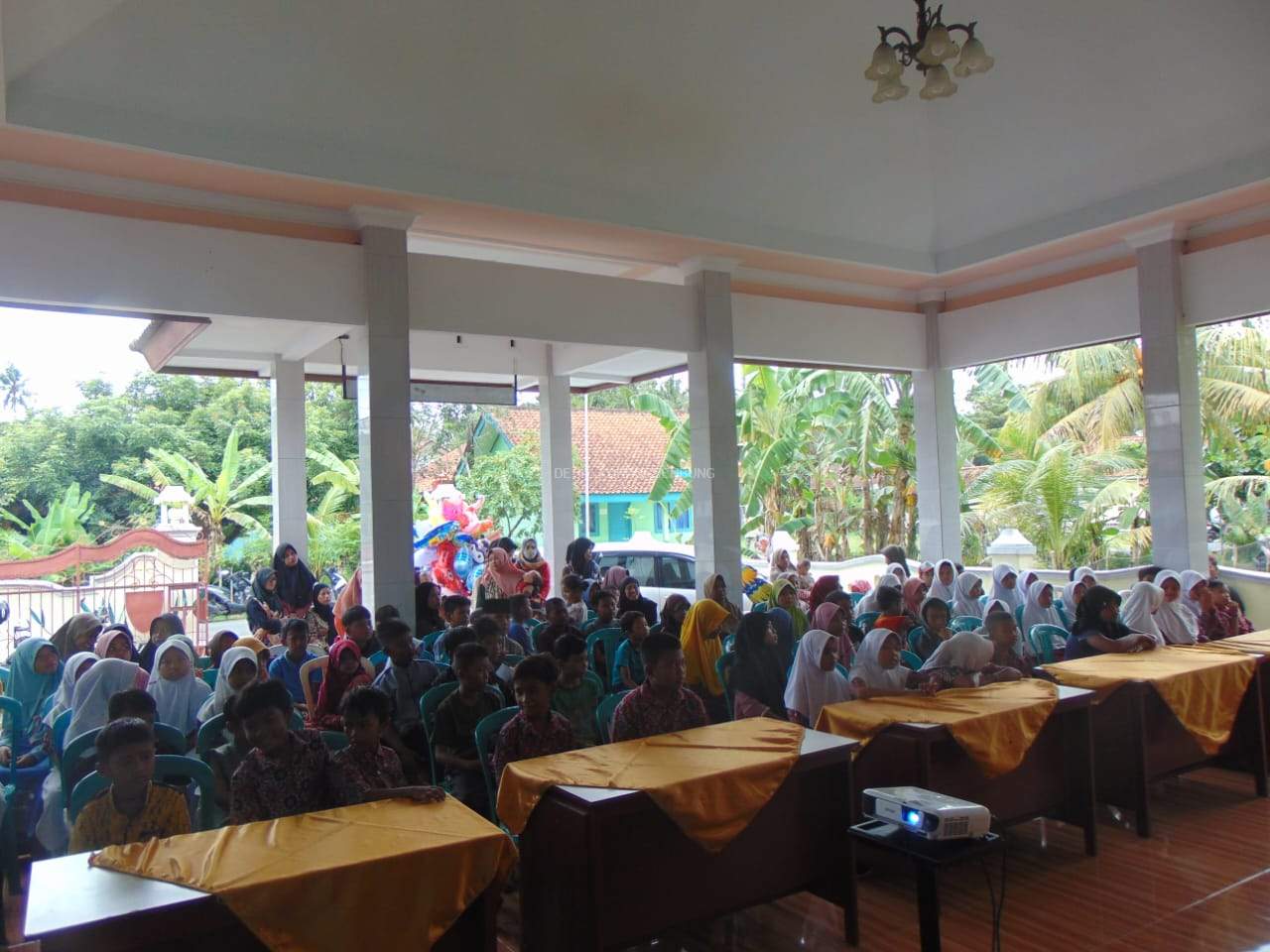 Penyaluran Bantuan Seragam Merah Putih, Seragam Pramuka, Biaya Pendidikan, dan Hearing Aid Desa Karangsembung